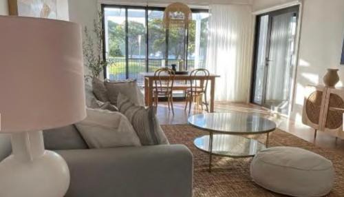 Lakes Entrance Villa | 4BR Waterfront - Skippers Quarterdeck