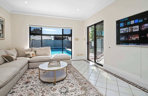Lower Mitcham House | 6BR Lower Mitcham home, pool, cinema, near CBD