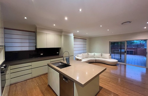 Beecroft House | 7 mins walking to Bus Station, 5 mins driving to epping train station