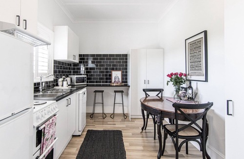 Central Mudgee Apartment | 70 On Mortimer "The Flamingo Room"
