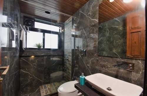 Parshwapuram Villa | 7BHK Pool House by VLove Homes