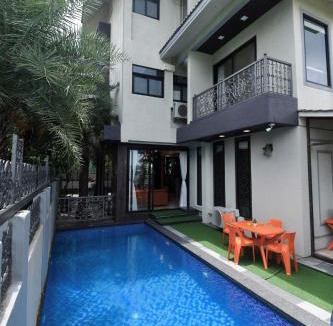 Parshwapuram Villa | 7BHK Pool House by VLove Homes