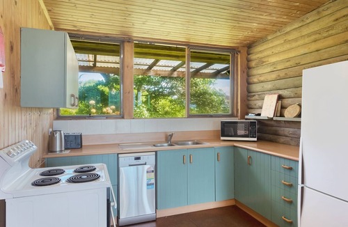 Dalmeny House | 98 Ocean Parade - Rustic Log Cabin