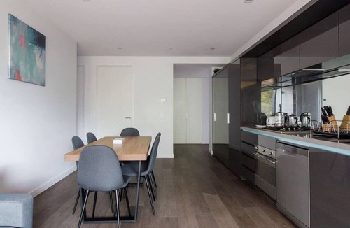 Parkville Apartment | A 3BR Apt Next to Melbourne Zoo, Free Parking