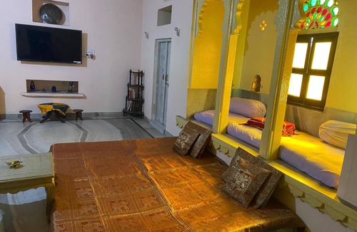 Udaipur City Centre Bed & Breakfast | A heritage room in udaipur overlooing the city palace