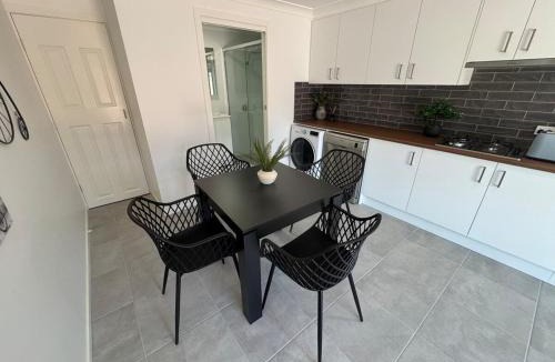 Raymond Terrace Villa | A newly renovated home and only 2 minutes to Highway - modern and handy