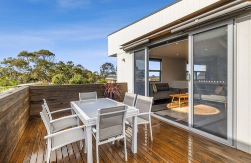 Torquay House | A Wave From It All: Ocean Glimpse Getaway Torquay
