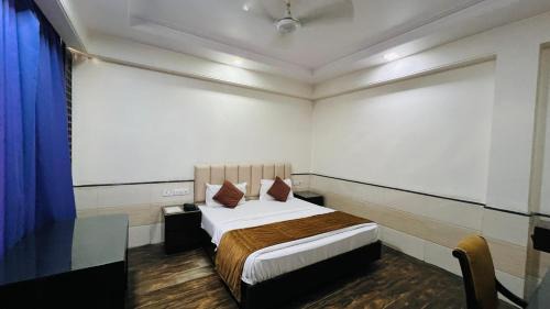 DLF City Hotel | Aadhar Hotel