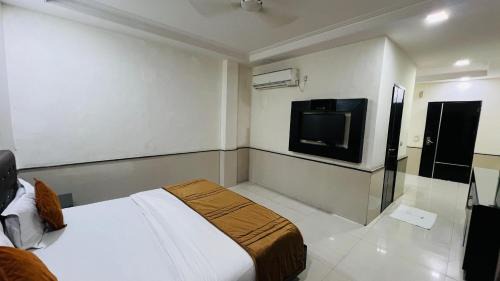 DLF City Hotel | Aadhar Hotel
