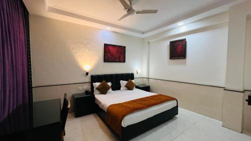 DLF City Hotel | Aadhar Hotel