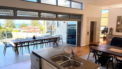 Avoca Beach House | Aboard Avoca - Footsteps From The Sand