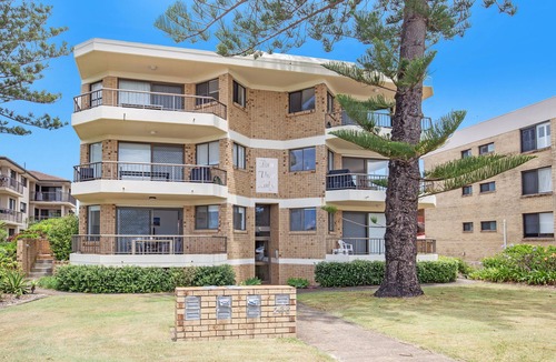 Bilinga Apartment | Absolute Beach Front Apartment
