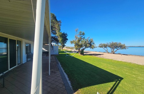 Port Broughton House | Absolute Beachfront Escape. Sleeps 11. Ocean views + Outdoor Bath. Pet Friendly