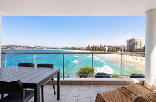 Queenscliff Apartment | Absolute Beachfront, Stunning Manly Beach Views