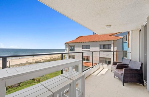 Surfers Paradise Apartment | Absolute Beachfront 3BR Apartment Ocean Views Pool Spa & Tennis Court