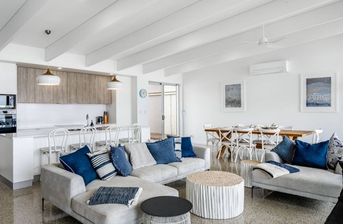 Muloowurtie House | Absolute beachfront at Black Point
