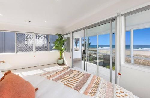 Palm Beach House | Absolute Beachfront Sleeps 10 Secure Carparks