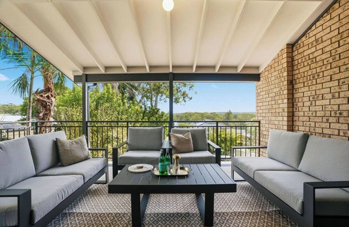 Lake Munmorah House | Absolute Lakefront Luxe Retreat | Sleeps 10 | 3 Decks + Pool Table
