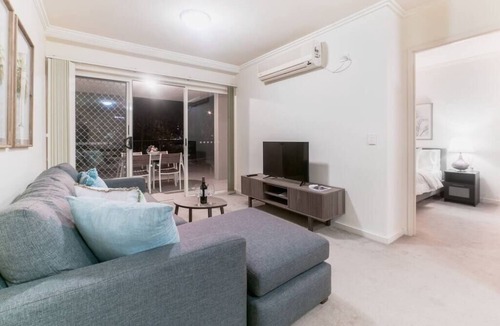 West End Apartment | Absolute Riverfront One Bedroom Apartment