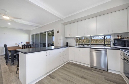 Pellaring Flat House | Absolute Waterfront Bliss – Pet Friendly, Seperate living areas, Family Shack.