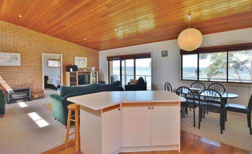 St. Georges Basin House | Absolute Waterfront - Belle Escapes Jervis Bay