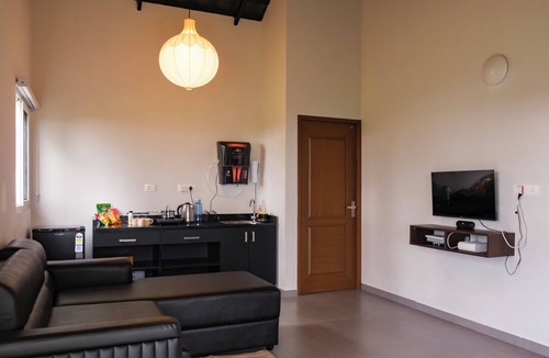 Kalpetta House | AC 2BHK Estate stay with sunrise view