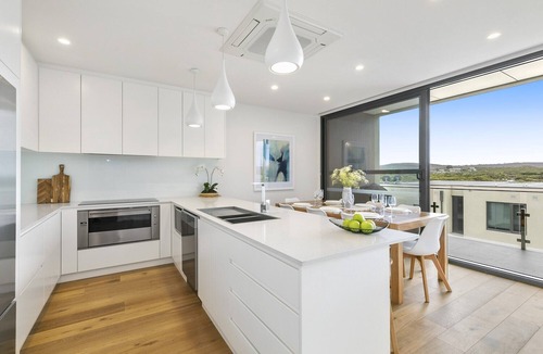 Anglesea House | Across the road from Main Beach Anglesea- luxury new townhouse, steps to cafes