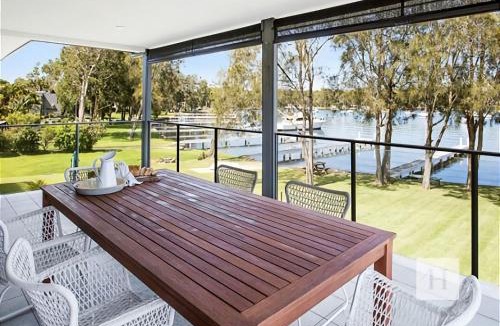 Summerland Point House | Adrift - Waterfront entertainer with Shared Jetty!