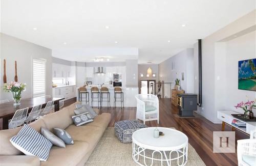 Summerland Point House | Adrift - Waterfront entertainer with Shared Jetty!