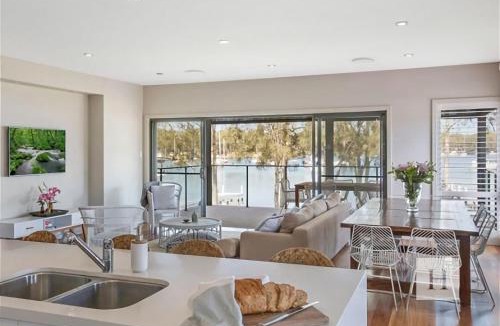 Summerland Point House | Adrift - Waterfront entertainer with Shared Jetty!
