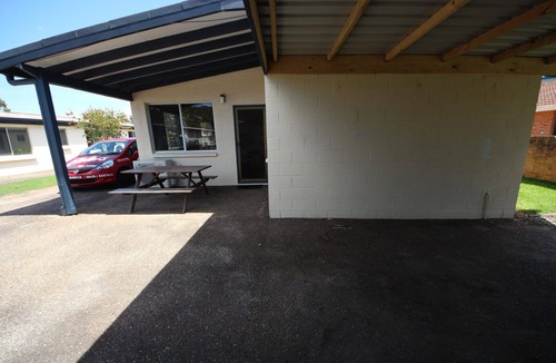 Hat Head Apartment | Air conditioned *ground floor own carport * Sheets/Towels not included