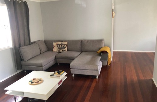 Wynnum House | Airy and Charming Beach Style House 400m From Train Station and 1.5km From Ocean