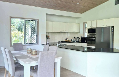 Alexandra Headland House | Alex Treehouse by the Beach- 5BRM with Pool