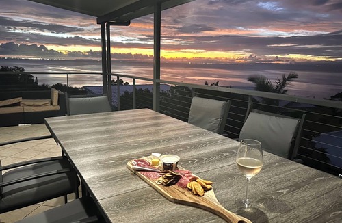 Brisbane Waterfront House | ALLURE BEACH HOUSE! 4 Bed, 2 Bath, Stunning Ocean Views, Air Conditioning, Wifi.