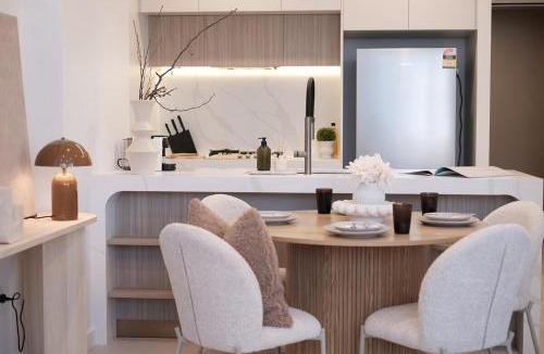 Burwood Apartment | 'Amber' 1 bedroom apt in Burwood with free parking