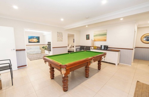 Point Lookout House | Amity Escape - Spacious Waterfront Holiday Home – Perfect for Two Families