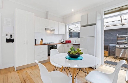 Frankston House | Amore: Tranquil Oasis - Outdoor Spa. 50m to beach.
