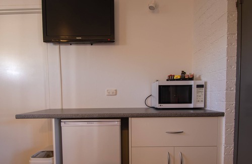 Greenwell Point Hotel | Anchor Bay Motel