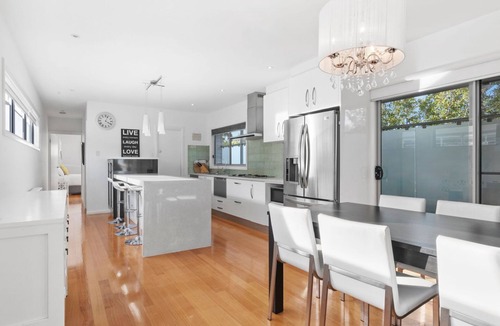 Torquay House | Anderson Pool Premium Walk to Beach & Shops