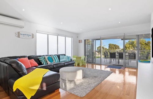 Torquay House | Anderson Pool Premium Walk to Beach & Shops