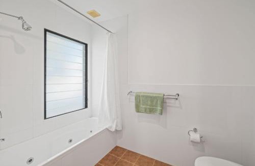 Huskisson Villa | Anglesea Waterfront Bungalow with Spa by Book Jervis Bay