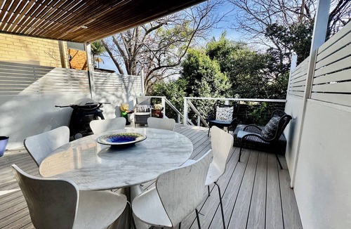 Annandale House | Annandale Home, Deck, Garden, Walk to Bars & Cafes