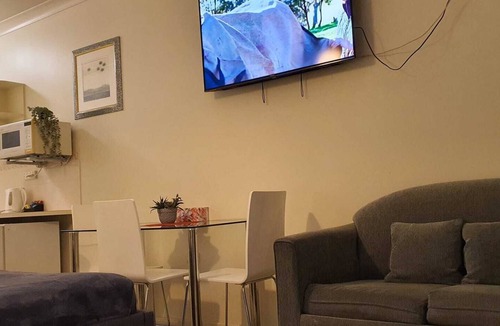 Griffith Apartment | Apartment in Griffith with Free Parking & Wi-fi