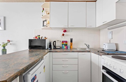 Manly Apartment | Apartment with Pool Access, a minute to the Beach