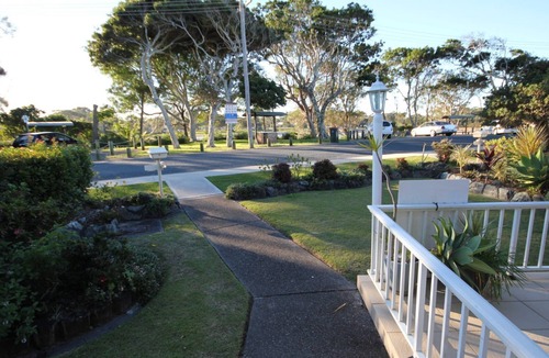 Lake Cathie Villa | Aqua View - cozy villa opposite the lake