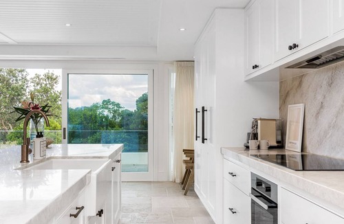 Pottsville House | Aquarium House - with direct beach access & pool