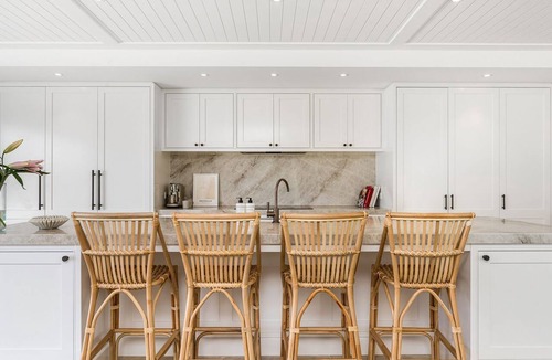 Pottsville House | Aquarium House - with direct beach access & pool