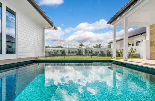 Pottsville House | Aquarium House - with direct beach access & pool