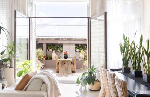 St Kilda Villa | Architectural Home, Pool Oasis/Steps from Trendy Chapel St.