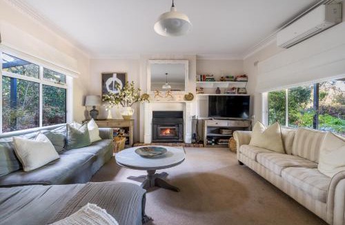 Red Hill South House | 'Ardbrae' Countryside Tranquility with a Charming Cottage